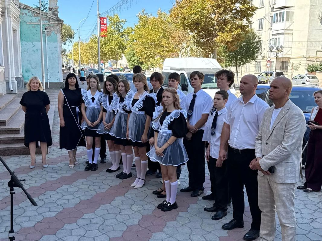 В Керчи открыли мемориальную доску на фасаде школы № 9 имени Героя Советского Союза С. А. Борзенко. Она посвящена Алексеевской торговой школе — учебному заведению, с которого началась история этого здания В Керчи открыли мемориальную доску на фасаде школы № 9 имени Героя Советского Союза С. А. Борзенко. Она посвящена Алексеевской торговой школе — учебному заведению, с которого началась история этого здания