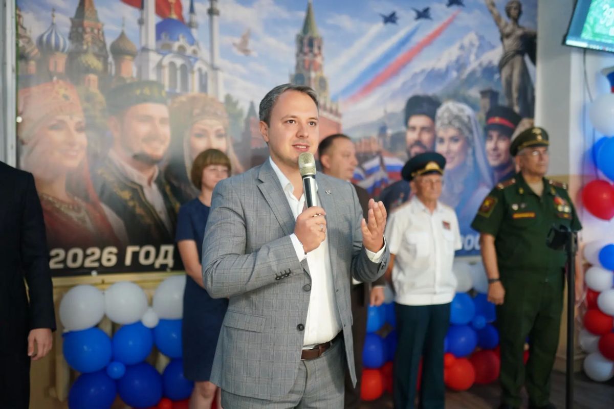День знаний в Симферополе. 1 сентября председатель Государственного комитета молодёжной политики Республики Крым Алексей Зинченко побывал в Средней общеобразовательной школе №5 имени 85-го АСП и Крымском университете...