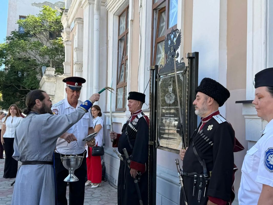 В Керчи открыли мемориальную доску на фасаде школы № 9 имени Героя Советского Союза С. А. Борзенко. Она посвящена Алексеевской торговой школе — учебному заведению, с которого началась история этого здания В Керчи открыли мемориальную доску на фасаде школы № 9 имени Героя Советского Союза С. А. Борзенко. Она посвящена Алексеевской торговой школе — учебному заведению, с которого началась история этого здания