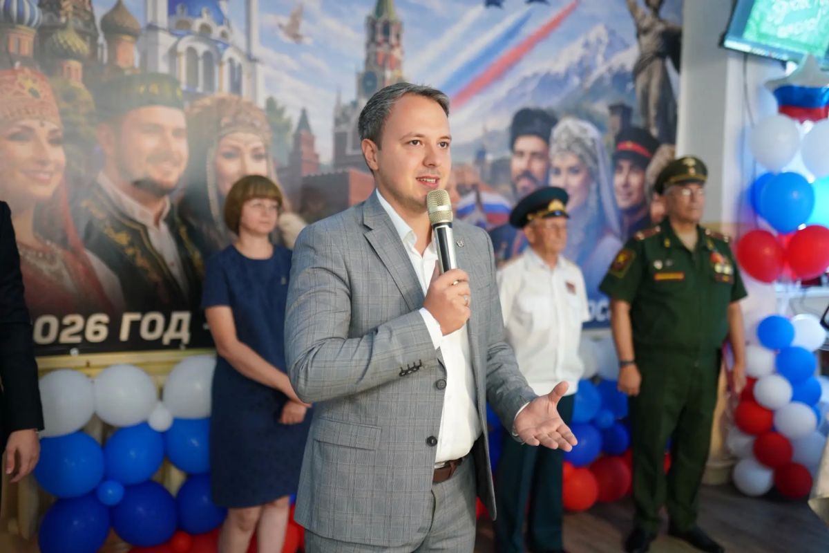 Алексей Зинченко: С Днём знаний!. Сегодня принял участие в торжественной линейке в школе № 5 имени 85-го гвардейского гаубичного артиллерийского Симферопольского краснознаменного орденов Суворова, Кутузова и Александра...