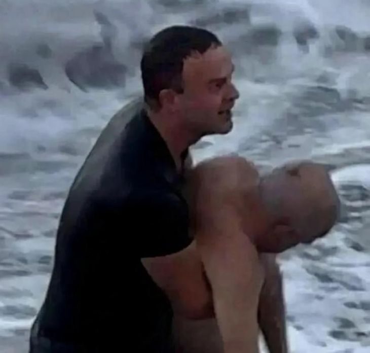 Директор спорткомплекса в Алуште спас человека во время шторма