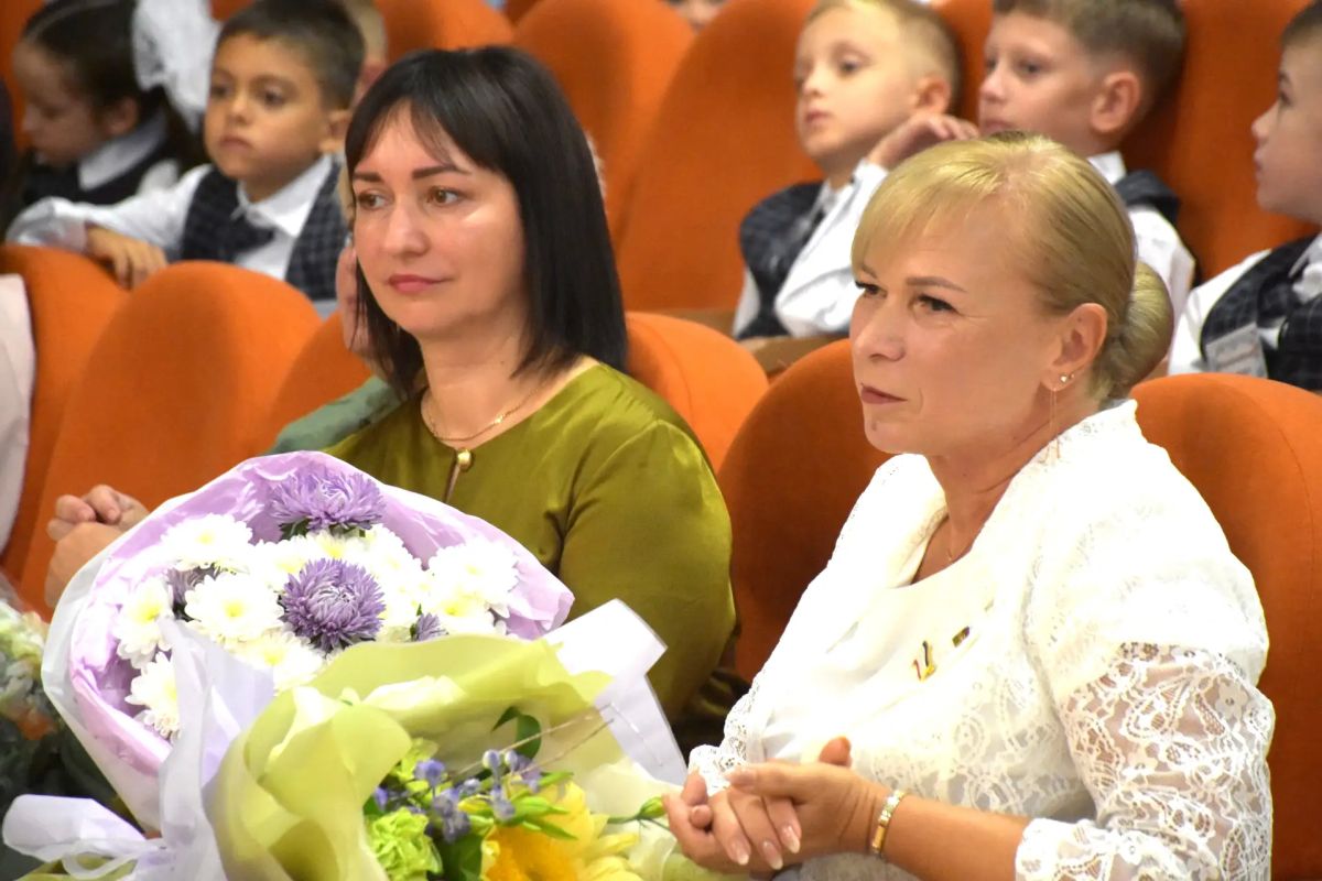 Лариса Кулинич поздравила школьников с началом нового учебного года Лариса Кулинич поздравила школьников с началом нового учебного года
