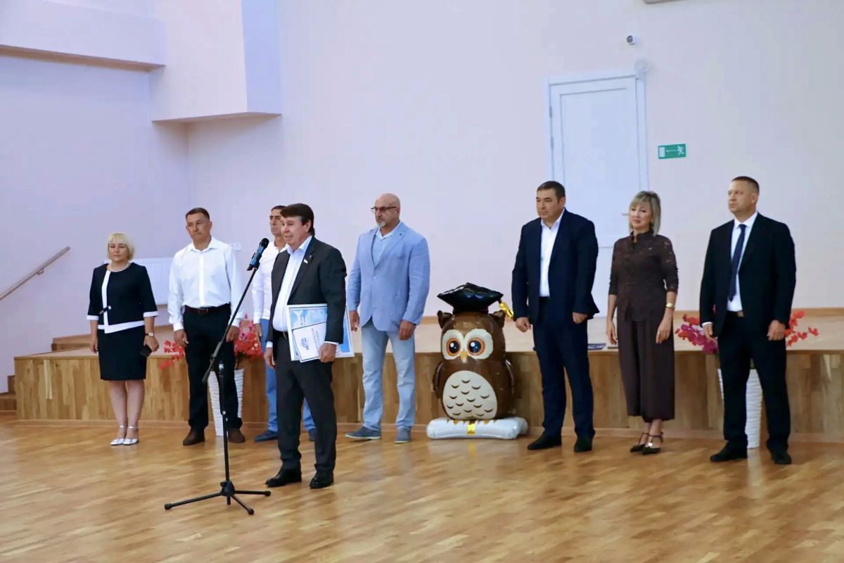 Депутаты крымского парламента приняли участие в торжественных линейках в День знаний Депутаты крымского парламента приняли участие в торжественных линейках в День знаний