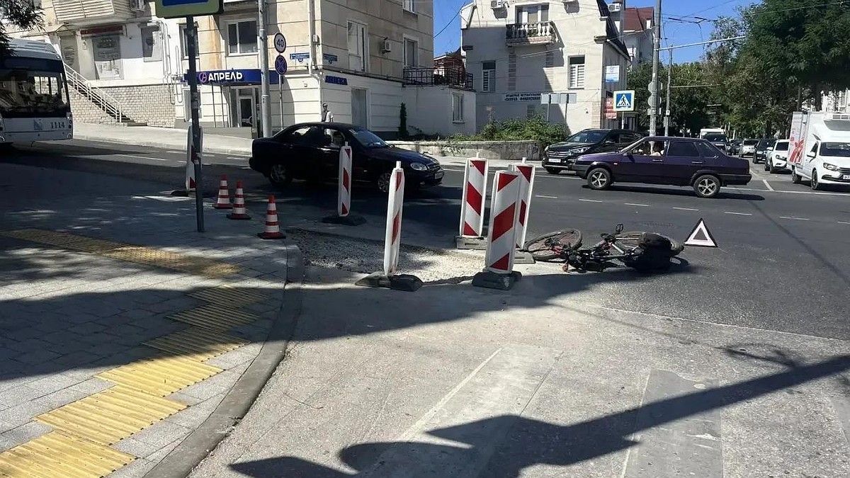 Велосипедист попал под машину на Адмирала Октябрьского в Севастополе