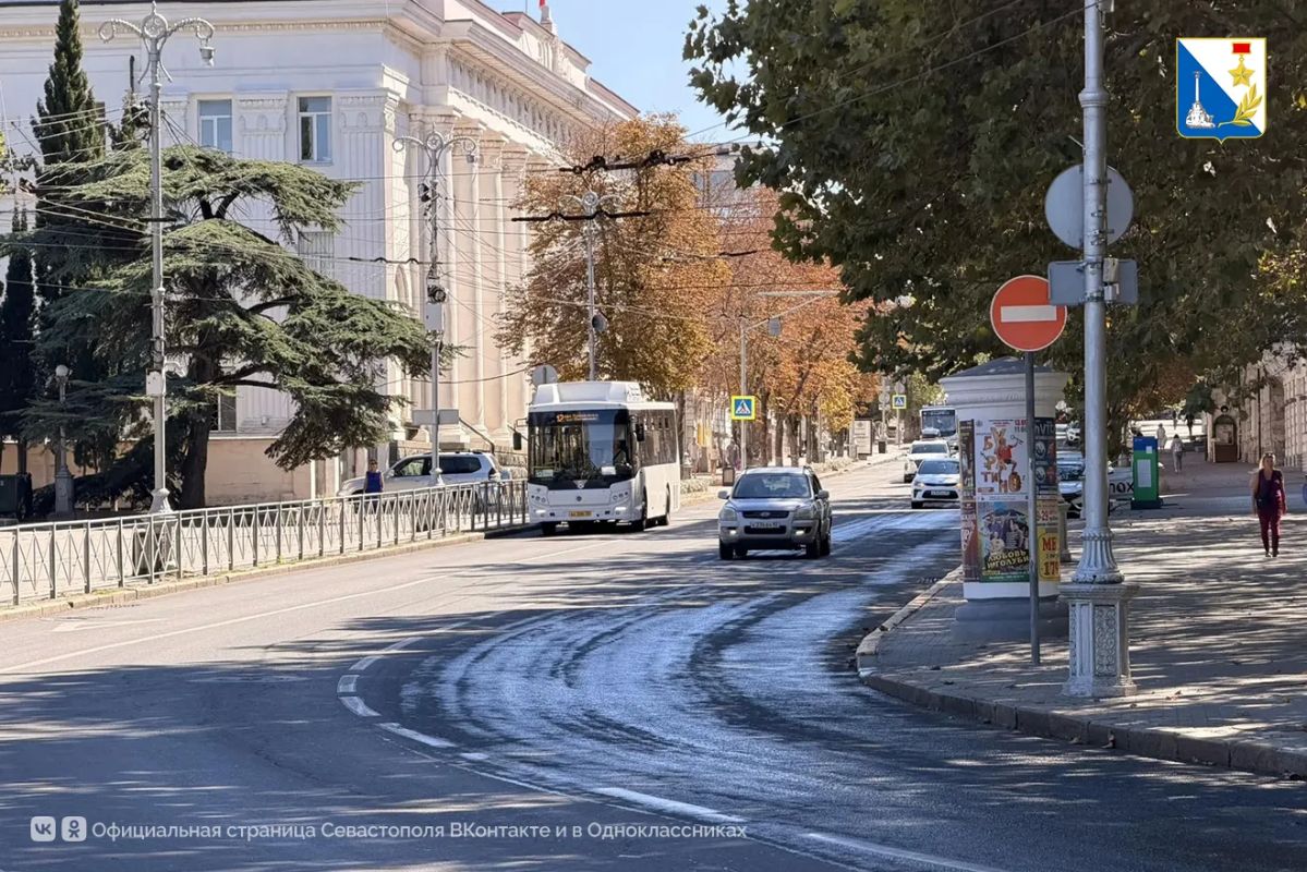 На площадях Нахимова и Захарова начали дежурить компенсационные автобусы На площадях Нахимова и Захарова начали дежурить компенсационные автобусы