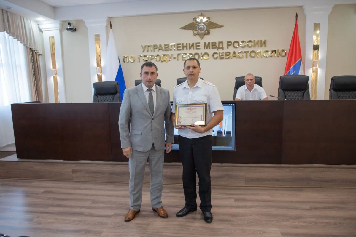 Начальник УМВД России по г.Севастополю генерал-майор полиции Сергей Сигунов поздравил сотрудников патрульнопостовой службы полиции с профессиональным праздником