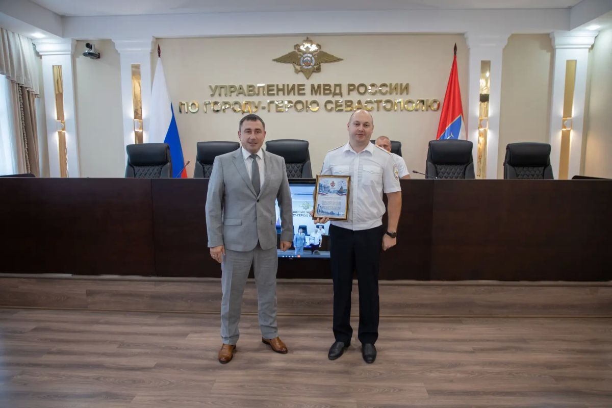 Начальник УМВД России по г.Севастополю генерал-майор полиции Сергей Сигунов поздравил сотрудников патрульнопостовой службы полиции с профессиональным праздником Начальник УМВД России по г.Севастополю генерал-майор полиции Сергей Сигунов поздравил сотрудников патрульнопостовой службы полиции с профессиональным праздником
