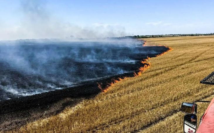 В Джанкойском районе спасатели ликвидировали возгорание стерни на площади 1 гектар
