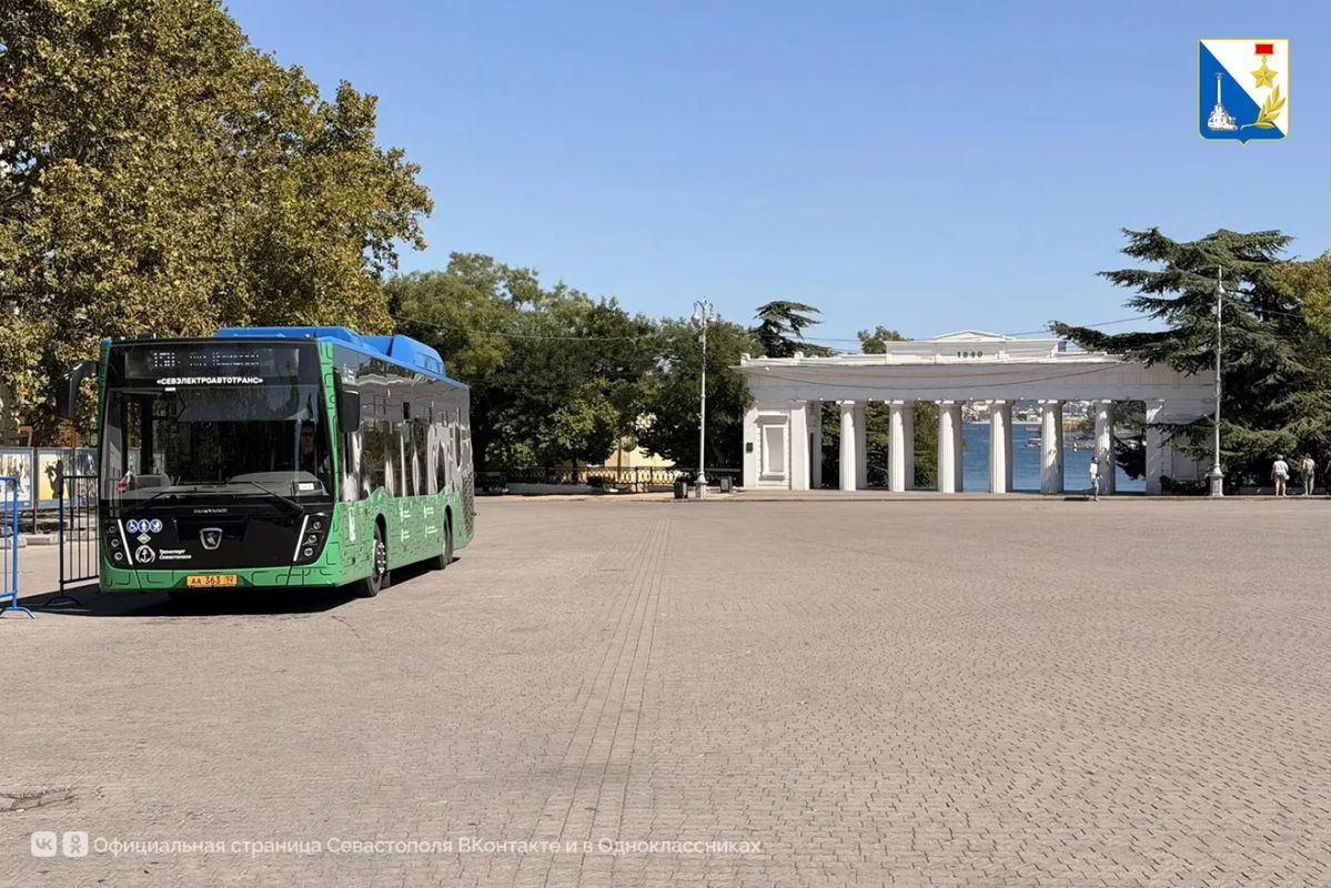 На площадях Нахимова и Захарова начали дежурить компенсационные автобусы На площадях Нахимова и Захарова начали дежурить компенсационные автобусы
