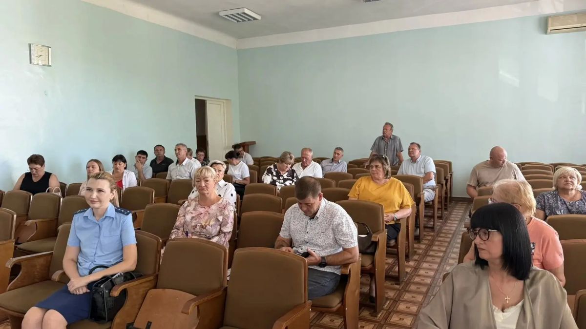 Сегодня глава администрации Советского района Александр Харламов провел аппаратное совещание по социально значимым вопросам района с руководителями структурных подразделений администрации, районного совета, организаций и... Сегодня глава администрации Советского района Александр Харламов провел аппаратное совещание по социально значимым вопросам района с руководителями структурных подразделений администрации, районного совета, организаций и...