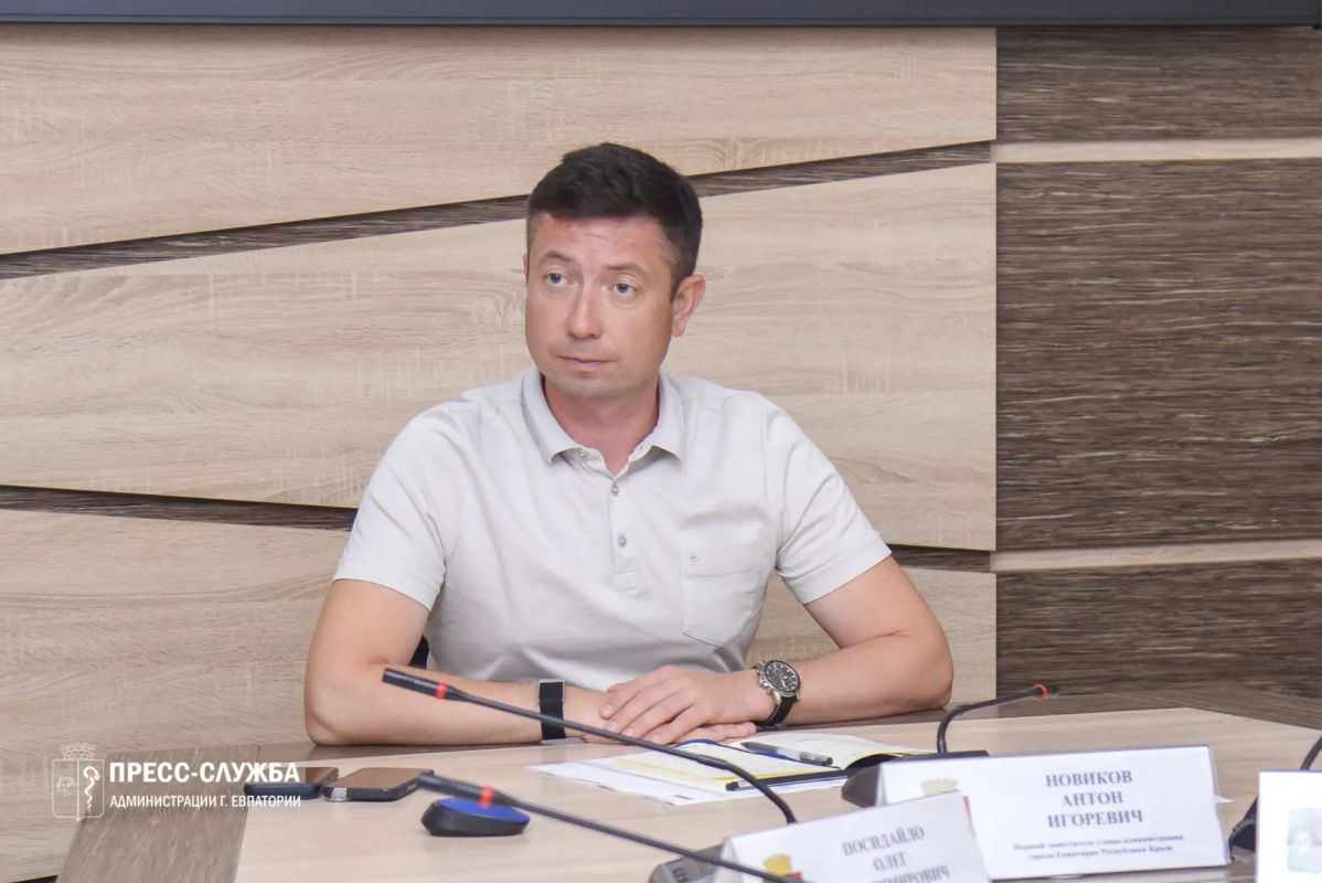Первый заместитель главы администрации Евпатории Антон Новиков провел рабочее совещание с руководителями ресурсоснабжающих организаций, коммунальных предприятий и управляющих компаний