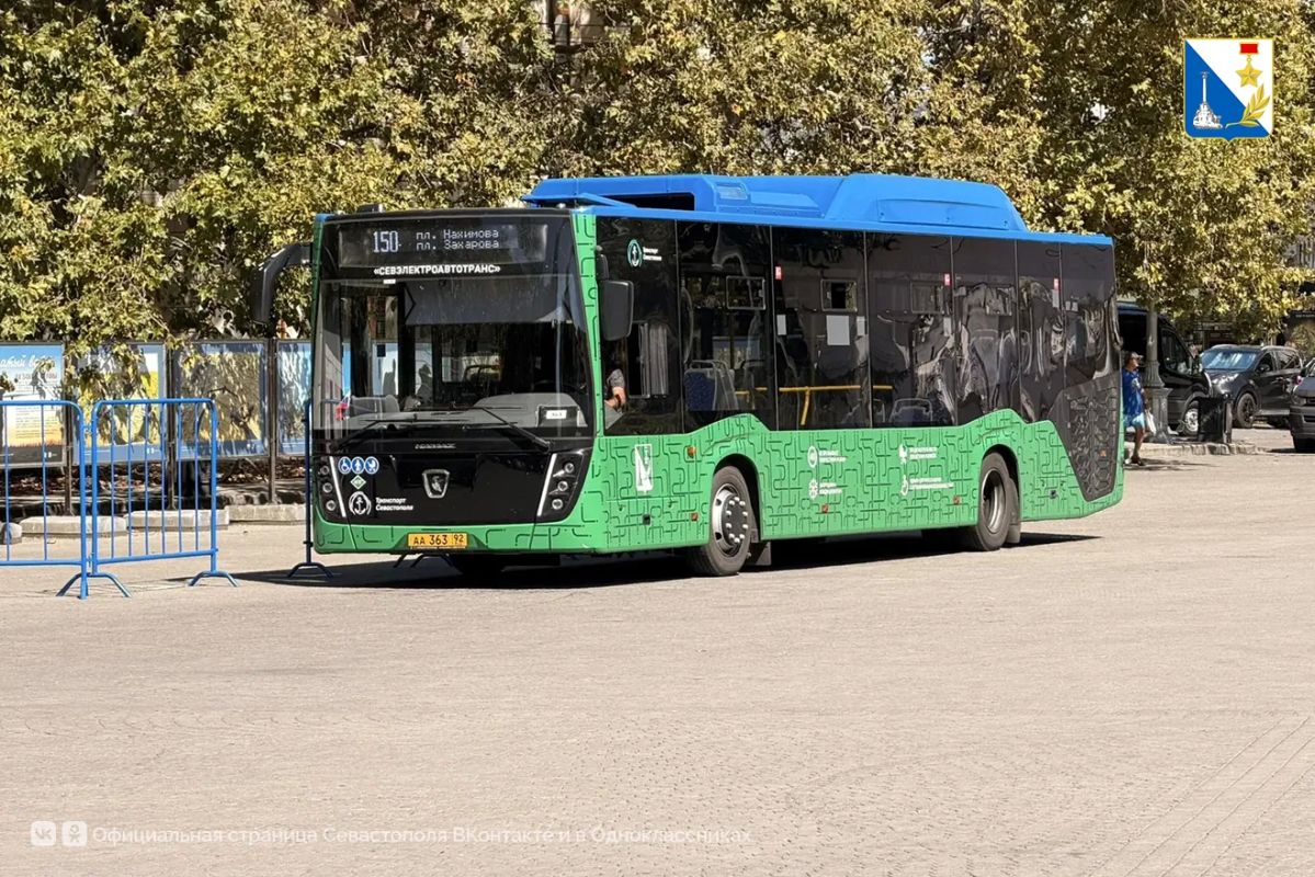 На площадях Нахимова и Захарова начали дежурить компенсационные автобусы