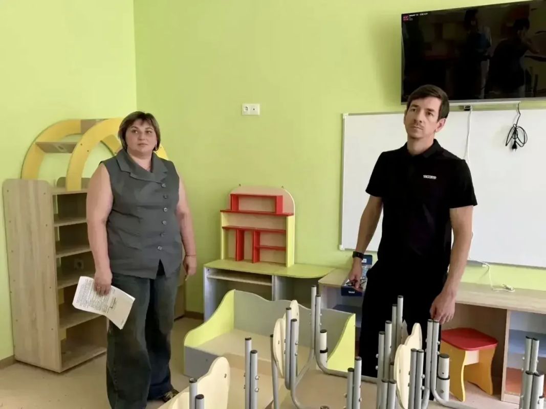 Первый заместитель главы администрации Джанкойского района Анна Трушина совместно с заместителем главы администрации Анастасией Приходько посетили строительство нового детского сада в пгт Вольное