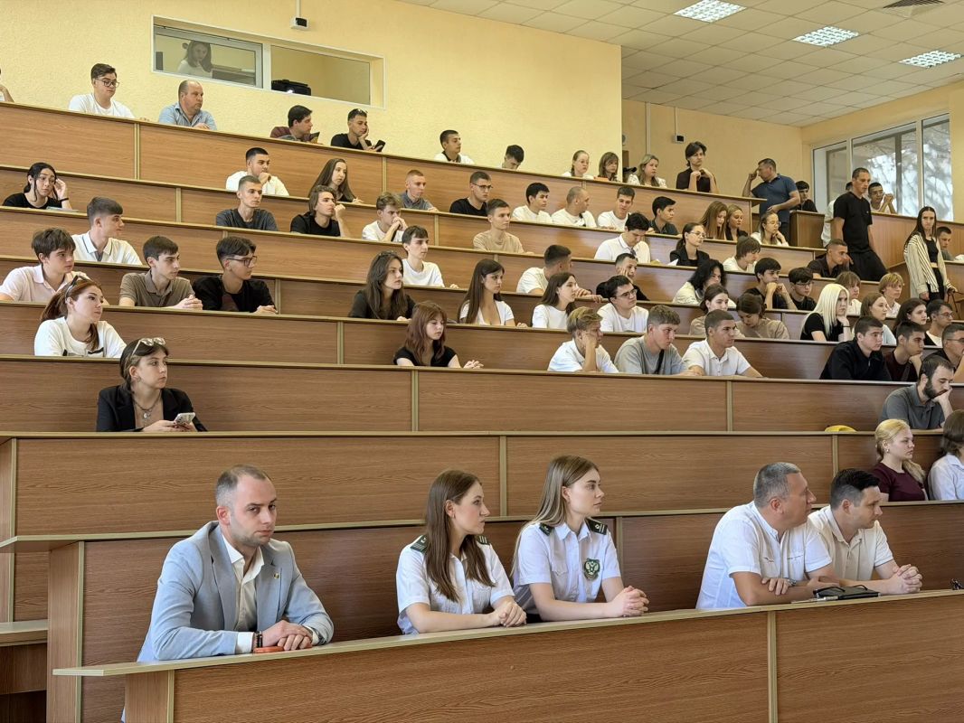 В рамках факультативной недели в Агротехнологической академии КФУ им. В.И. Вернадского прошла встреча будущих аграриев с министром сельского хозяйства Республики Крым Денисом Кратюком В рамках факультативной недели в Агротехнологической академии КФУ им. В.И. Вернадского прошла встреча будущих аграриев с министром сельского хозяйства Республики Крым Денисом Кратюком