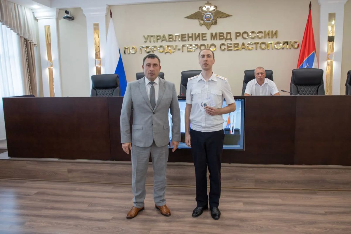 Начальник УМВД России по г.Севастополю генерал-майор полиции Сергей Сигунов поздравил сотрудников патрульнопостовой службы полиции с профессиональным праздником Начальник УМВД России по г.Севастополю генерал-майор полиции Сергей Сигунов поздравил сотрудников патрульнопостовой службы полиции с профессиональным праздником