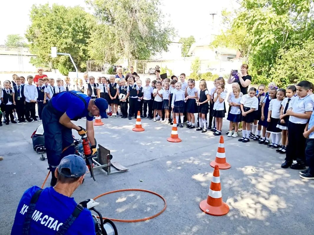 В первые дни учебного года сотрудники подведомственного учреждения МЧС Республики Крым ГКУ РК "КРЫМ-СПАС" активно проводят открытые уроки безопасности со школьниками В первые дни учебного года сотрудники подведомственного учреждения МЧС Республики Крым ГКУ РК "КРЫМ-СПАС" активно проводят открытые уроки безопасности со школьниками
