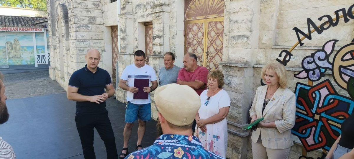 Эммилия Леонова: Совместно с представителем администрации Просоедовым Иваном Ивановичем, директором МАУ «Малый Иерусалим» Булдынским Дмитрием Анатольевичем, начальником управления потребительского рынка и торговли... Эммилия Леонова: Совместно с представителем администрации Просоедовым Иваном Ивановичем, директором МАУ «Малый Иерусалим» Булдынским Дмитрием Анатольевичем, начальником управления потребительского рынка и торговли...