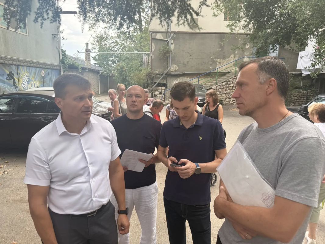 Константин Шимановский: По поручению Главы Республики Крым продолжаем поквартирные обходы ялтинцев Константин Шимановский: По поручению Главы Республики Крым продолжаем поквартирные обходы ялтинцев