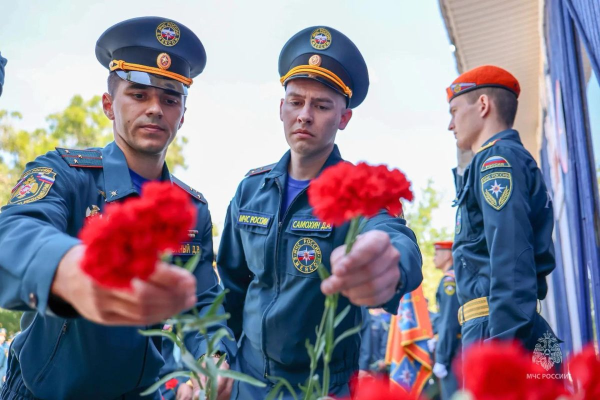 Мемориальную доску погибшему сотруднику МЧС открыли в Бахчисарае Мемориальную доску погибшему сотруднику МЧС открыли в Бахчисарае