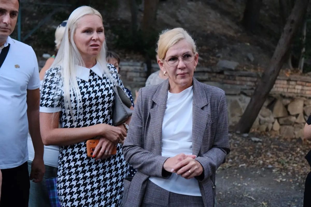 Затем провела встречу с жителями Алупки, на которой присутствовали руководитель территориального органа Ольга Литвинова, депутат Ялтинского городского совета Энвер Эбуев и представители ресурсоснабжающих организаций Затем провела встречу с жителями Алупки, на которой присутствовали руководитель территориального органа Ольга Литвинова, депутат Ялтинского городского совета Энвер Эбуев и представители ресурсоснабжающих организаций