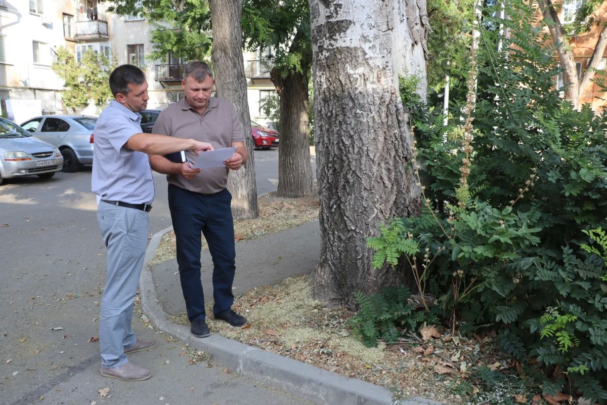 Первый заместитель главы администрации города Керчи Игорь Крутьков провел выездное совещание с руководителем Службы городского хозяйства Андреем Хоменко и представителем управляющей компании Кириллом Яцкевичем во дворе по...