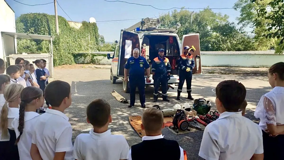 В первые дни учебного года сотрудники подведомственного учреждения МЧС Республики Крым ГКУ РК "КРЫМ-СПАС" активно проводят открытые уроки безопасности со школьниками В первые дни учебного года сотрудники подведомственного учреждения МЧС Республики Крым ГКУ РК "КРЫМ-СПАС" активно проводят открытые уроки безопасности со школьниками