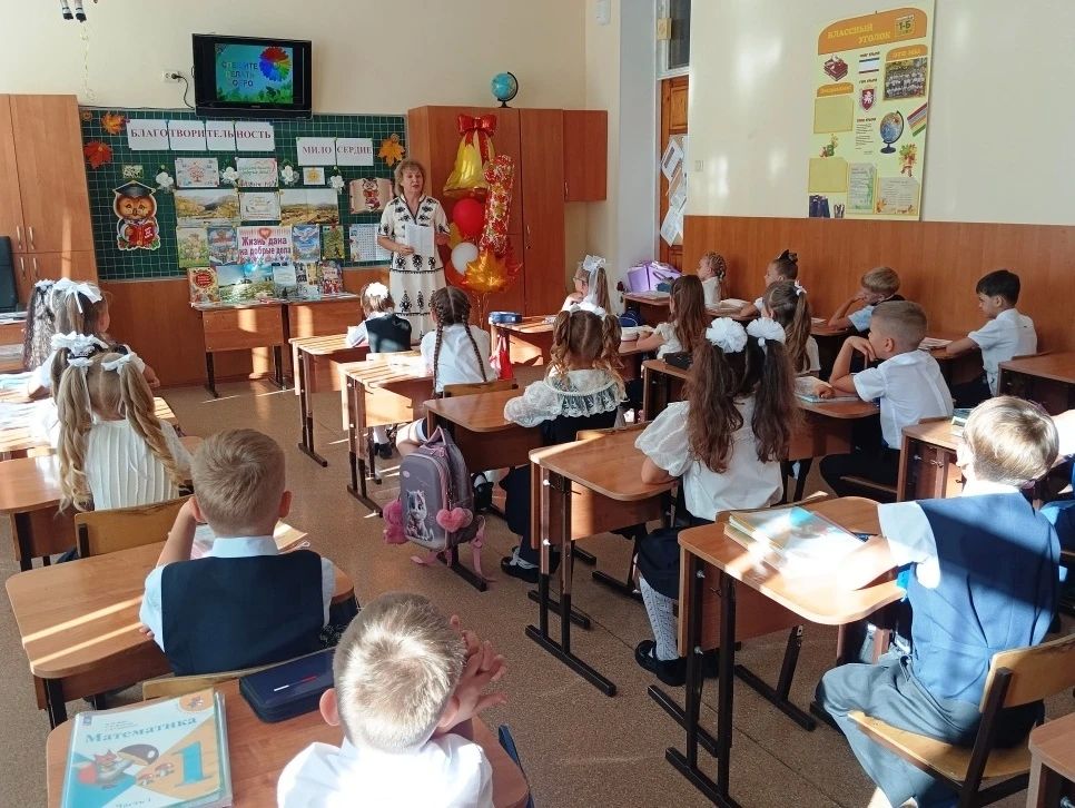 В рамках Года единства народов России сотрудники библиотеки-филиала № 4 им. М.М. Коцюбинского организовали для учащихся младшей школы столичной гимназии № 9 имени Героя Советского Союза В.А. Карлова час добра «Традиций живая... В рамках Года единства народов России сотрудники библиотеки-филиала № 4 им. М.М. Коцюбинского организовали для учащихся младшей школы столичной гимназии № 9 имени Героя Советского Союза В.А. Карлова час добра «Традиций живая...
