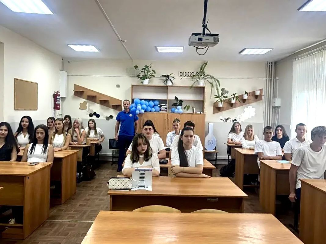 В первые дни учебного года сотрудники подведомственного учреждения МЧС Республики Крым ГКУ РК "КРЫМ-СПАС" активно проводят открытые уроки безопасности со школьниками В первые дни учебного года сотрудники подведомственного учреждения МЧС Республики Крым ГКУ РК "КРЫМ-СПАС" активно проводят открытые уроки безопасности со школьниками