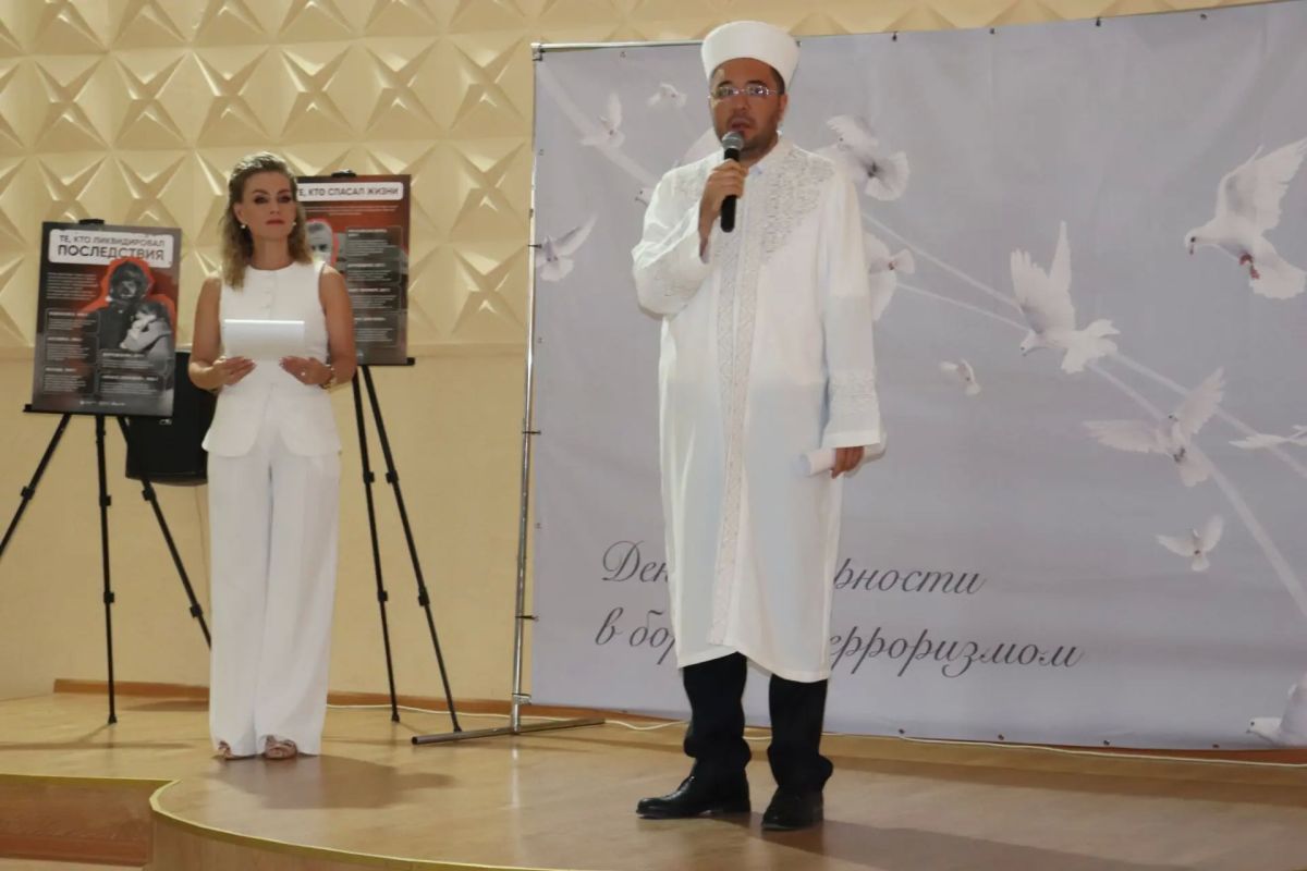 Вместе против терроризма!. Ежегодно 3 сентября, в День солидарности в борьбе с терроризмом, россияне отдают дань памяти жертвам террористических актов Вместе против терроризма!. Ежегодно 3 сентября, в День солидарности в борьбе с терроризмом, россияне отдают дань памяти жертвам террористических актов