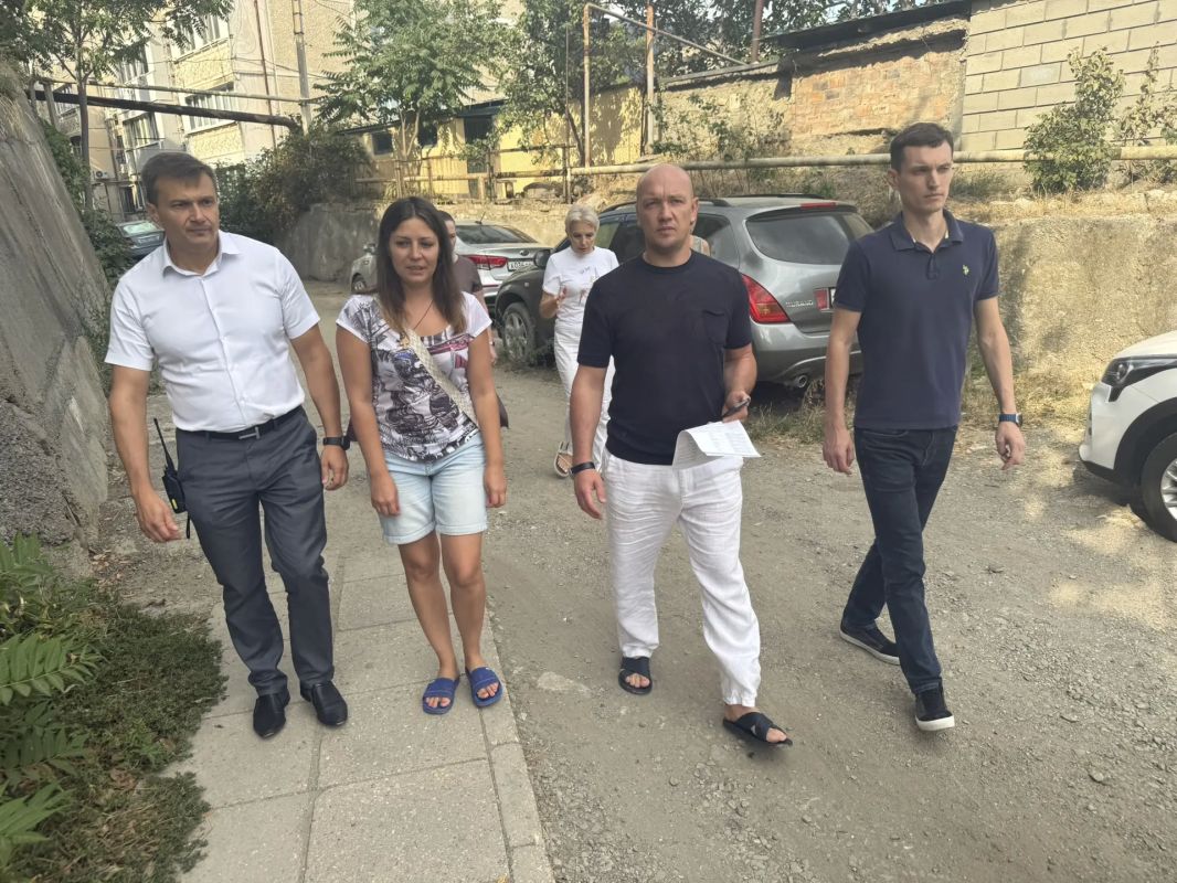 Константин Шимановский: По поручению Главы Республики Крым продолжаем поквартирные обходы ялтинцев Константин Шимановский: По поручению Главы Республики Крым продолжаем поквартирные обходы ялтинцев
