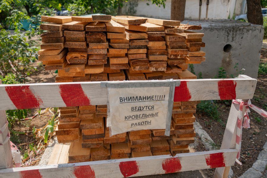 В Севастополе капитально ремонтируют крышу в историческом доме на улице Большая Морская В Севастополе капитально ремонтируют крышу в историческом доме на улице Большая Морская