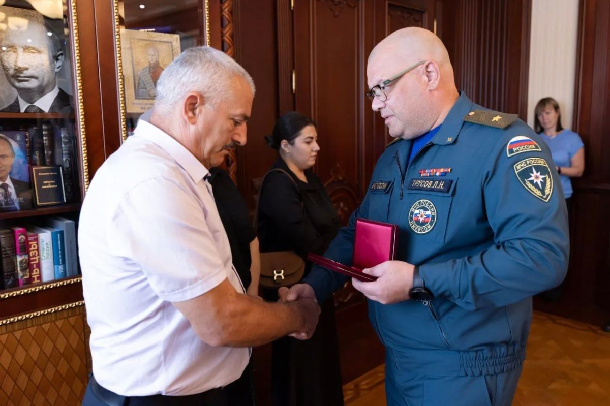 Прапорщика МЧС из Крыма посмертно наградили орденом Мужества Прапорщика МЧС из Крыма посмертно наградили орденом Мужества