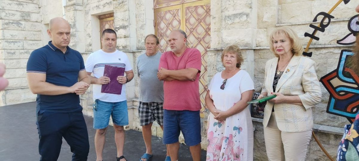 Эммилия Леонова: Совместно с представителем администрации Просоедовым Иваном Ивановичем, директором МАУ «Малый Иерусалим» Булдынским Дмитрием Анатольевичем, начальником управления потребительского рынка и торговли... Эммилия Леонова: Совместно с представителем администрации Просоедовым Иваном Ивановичем, директором МАУ «Малый Иерусалим» Булдынским Дмитрием Анатольевичем, начальником управления потребительского рынка и торговли...