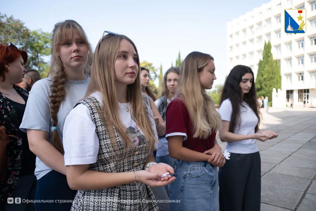 В СевГУ прошла акция «Две аллеи Ангелов» в память о жертвах терроризма В СевГУ прошла акция «Две аллеи Ангелов» в память о жертвах терроризма