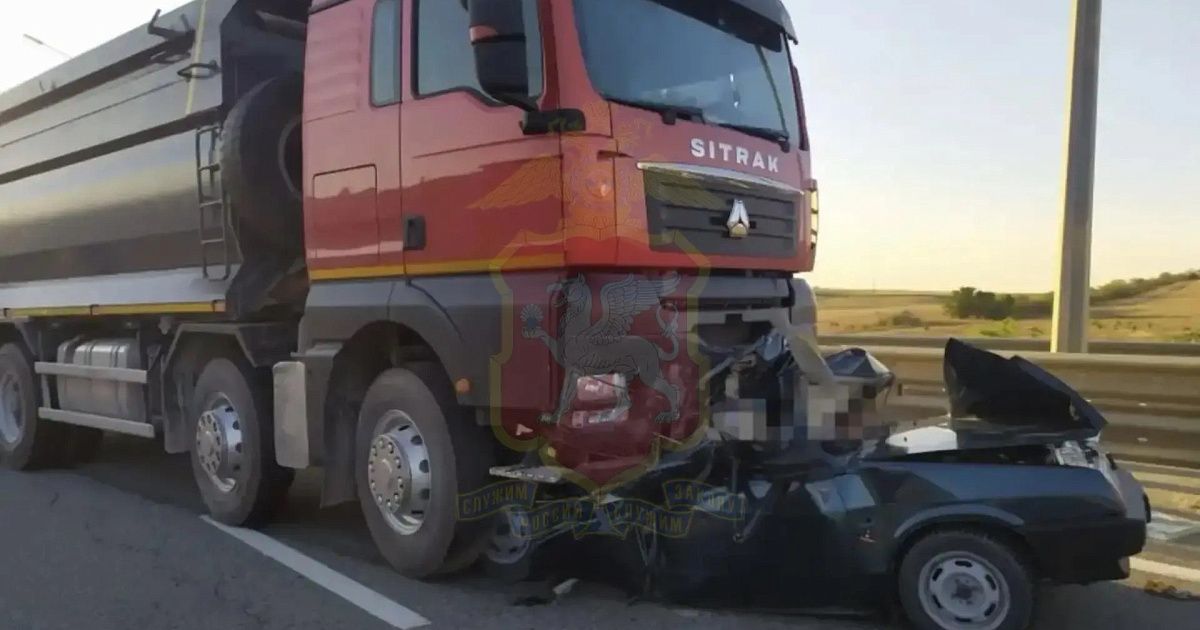 Фура влетела в легковой автомобиль на трассе "Таврида": два человека погибли, ранен ребёнок
