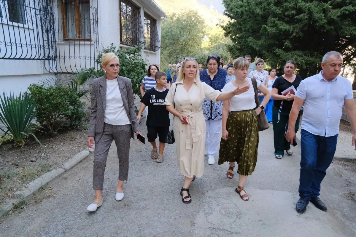 Рабочий выезд в Форос. Вместе с руководителем территориального органа Марией Романовой, депутатом Ялтинского горсовета Виталием Шараповым, профильными специалистами и представителями коммунальных служб встретилась с...