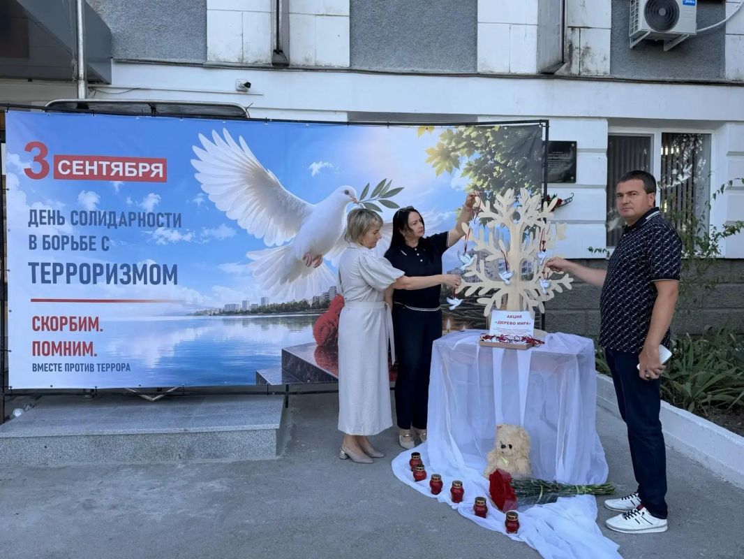 Возле здания администрации состоялась акция «Дерево мира», посвящённая памяти жертв террористических актов Возле здания администрации состоялась акция «Дерево мира», посвящённая памяти жертв террористических актов