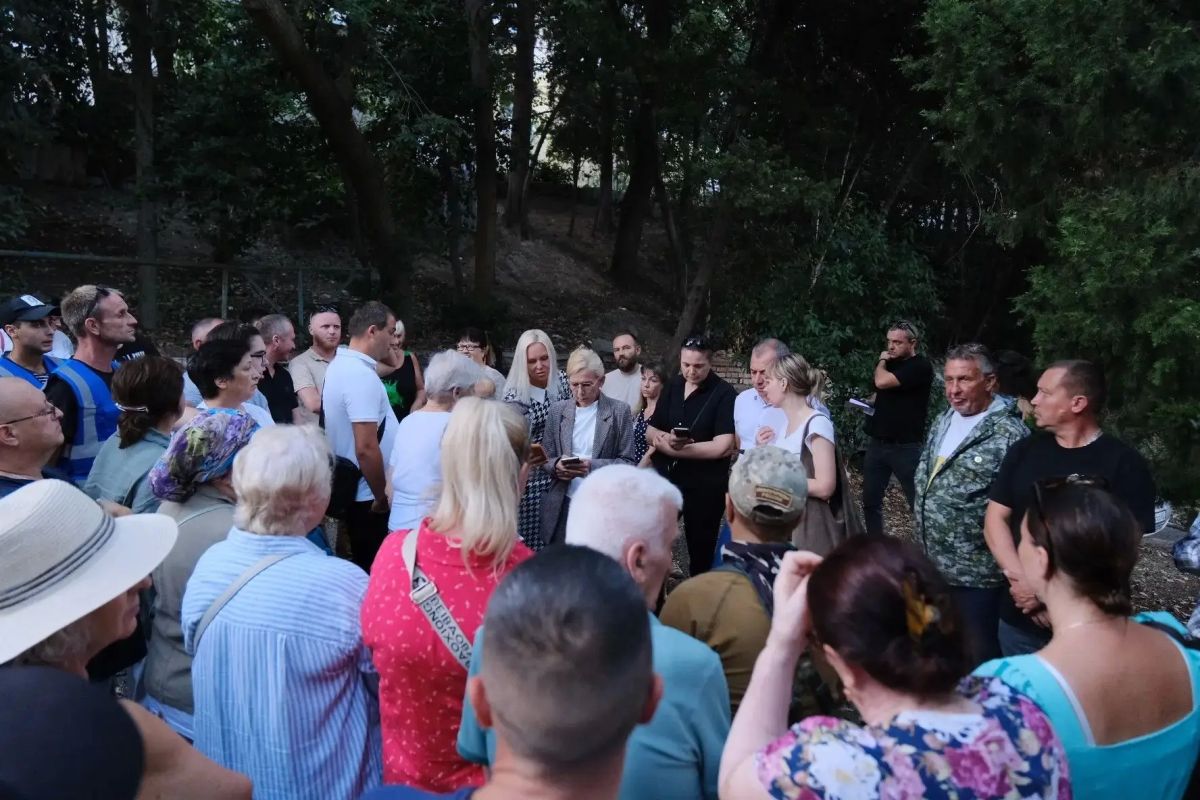 Затем провела встречу с жителями Алупки, на которой присутствовали руководитель территориального органа Ольга Литвинова, депутат Ялтинского городского совета Энвер Эбуев и представители ресурсоснабжающих организаций