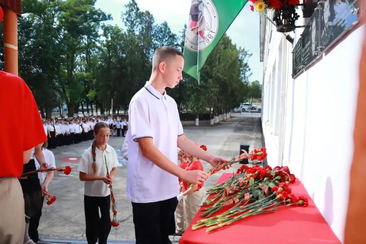 Сегодня в Курской средней школе увековечили память нашего земляка – Теребецкого Анатолия Витальевича, погибшего в зоне проведения специальной военной операции, открыв в его честь мемориальную доску Сегодня в Курской средней школе увековечили память нашего земляка – Теребецкого Анатолия Витальевича, погибшего в зоне проведения специальной военной операции, открыв в его честь мемориальную доску