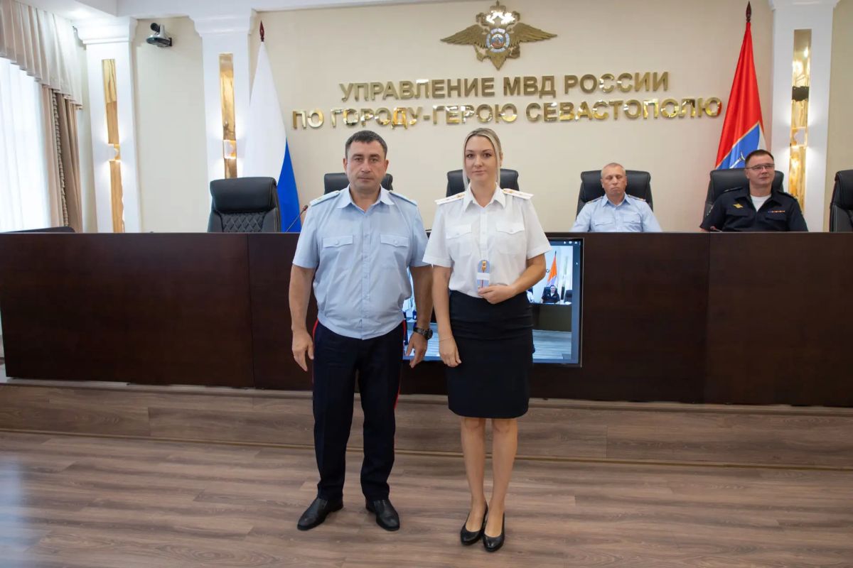 Начальник УМВД России по г.Севастополю генерал-майор полиции Сергей Сигунов вручил новые погоны сотрудникам ОВД, получившим первые и очередные специальные звания Начальник УМВД России по г.Севастополю генерал-майор полиции Сергей Сигунов вручил новые погоны сотрудникам ОВД, получившим первые и очередные специальные звания