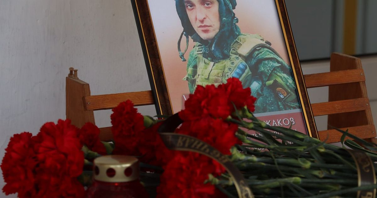 В Керчи увековечили память героя СВО Антона Ужакова