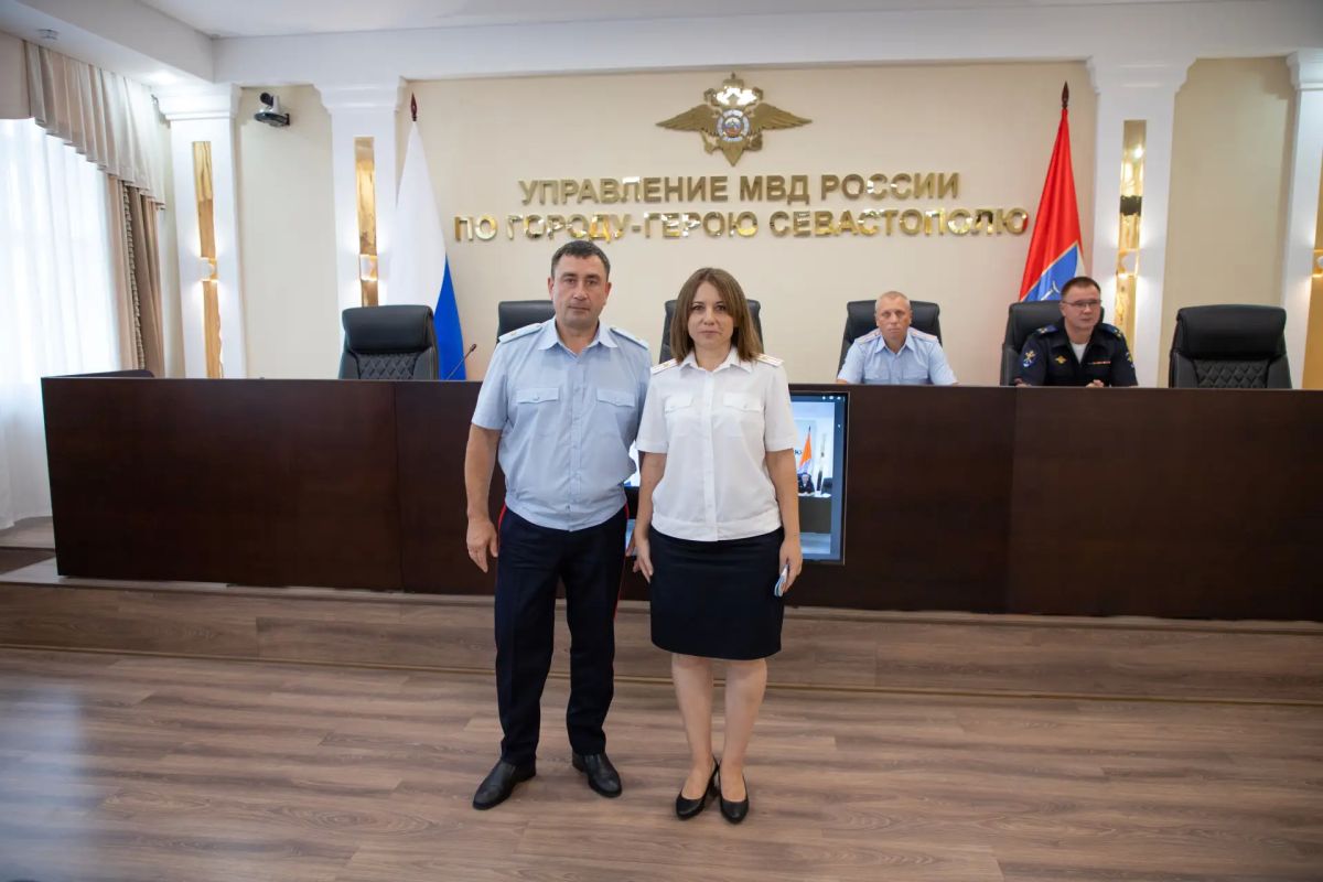 Начальник УМВД России по г.Севастополю генерал-майор полиции Сергей Сигунов вручил новые погоны сотрудникам ОВД, получившим первые и очередные специальные звания Начальник УМВД России по г.Севастополю генерал-майор полиции Сергей Сигунов вручил новые погоны сотрудникам ОВД, получившим первые и очередные специальные звания