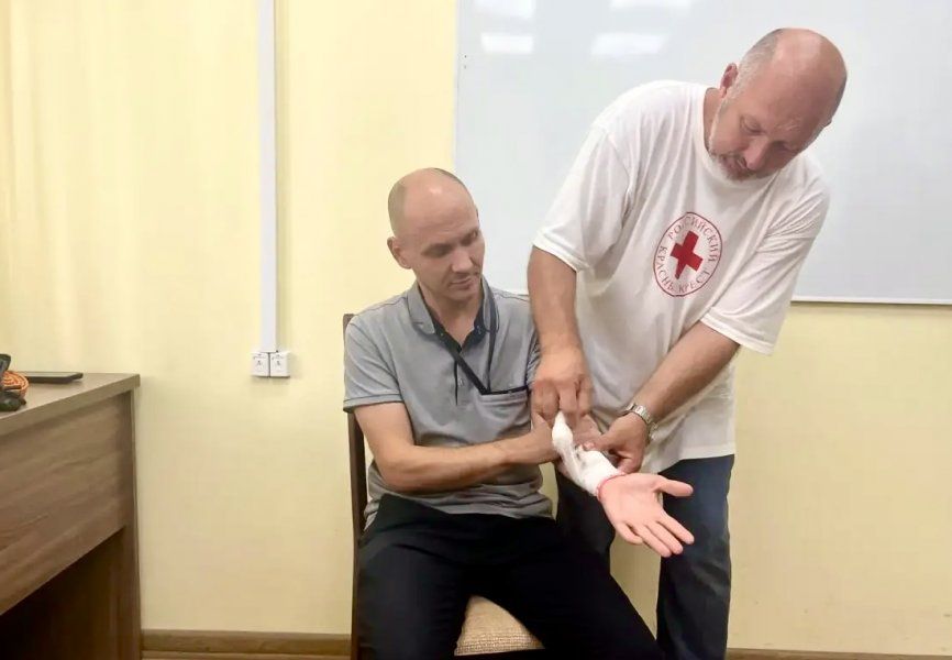 Сотрудники севастопольских рынков и департамента сельского хозяйства и потребительского рынка осваивают навыки спасения жизней Сотрудники севастопольских рынков и департамента сельского хозяйства и потребительского рынка осваивают навыки спасения жизней