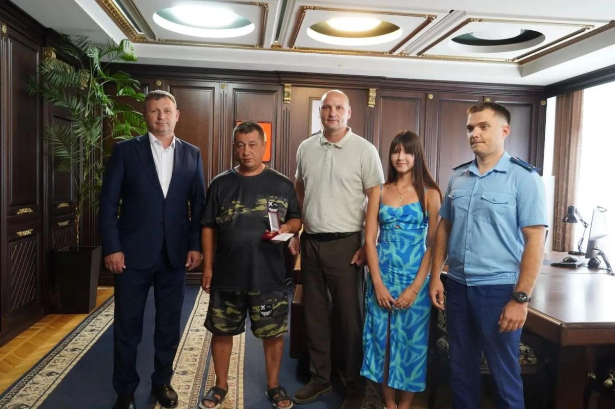 В Керчи вручили благодарность жителю Курска, спасшему тонущую пару В Керчи вручили благодарность жителю Курска, спасшему тонущую пару