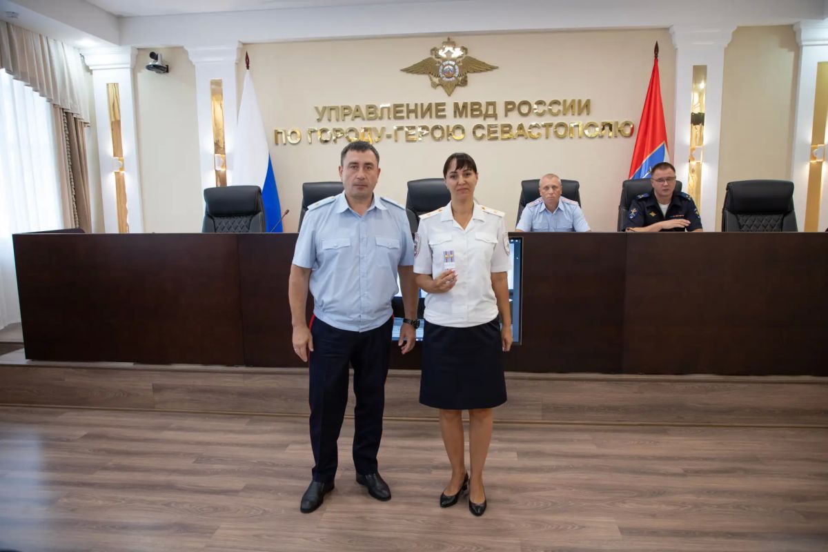 Начальник УМВД России по г.Севастополю генерал-майор полиции Сергей Сигунов вручил новые погоны сотрудникам ОВД, получившим первые и очередные специальные звания
