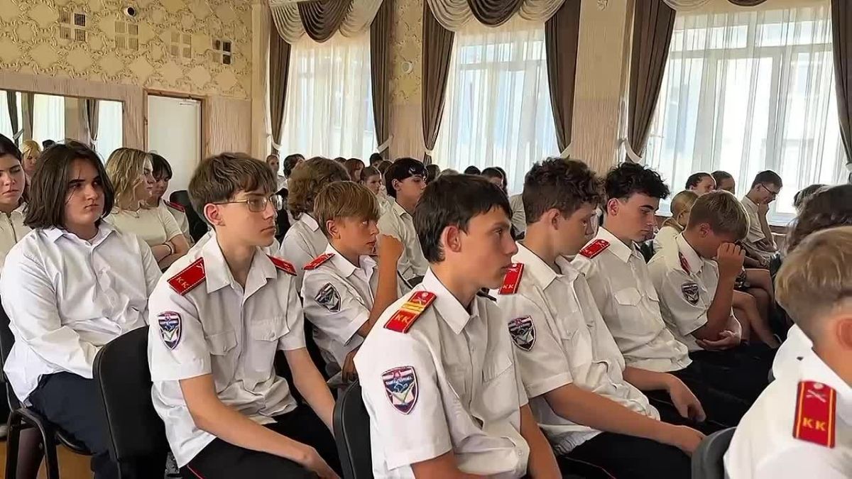 «От солдата России — юному патриоту страны»: письма с фронта прочитали на линейках в первые учебные дни