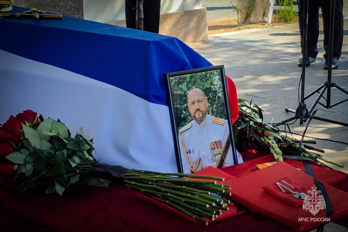 Простились с героями: в Севастополе проводили в последний путь четверых пиротехников МЧС России Простились с героями: в Севастополе проводили в последний путь четверых пиротехников МЧС России