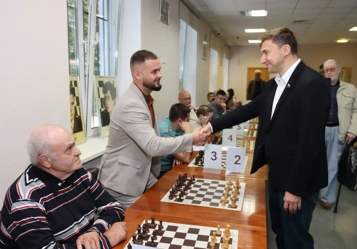 Сергей Карякин: Вчера встретились и пообщались в Шахматном клубе парка «Сокольники» в рамках проекта «Мост поколений»! Сергей Карякин: Вчера встретились и пообщались в Шахматном клубе парка «Сокольники» в рамках проекта «Мост поколений»!
