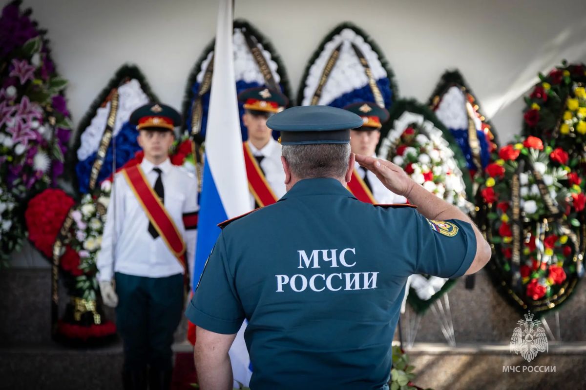Михаил Развожаев: Севастополь проводил в последний путь наших героев — пиротехников МЧС России: Антона Чудакова, Александра Панчука, Артёма Дуплина и Романа Пилипчука Михаил Развожаев: Севастополь проводил в последний путь наших героев — пиротехников МЧС России: Антона Чудакова, Александра Панчука, Артёма Дуплина и Романа Пилипчука