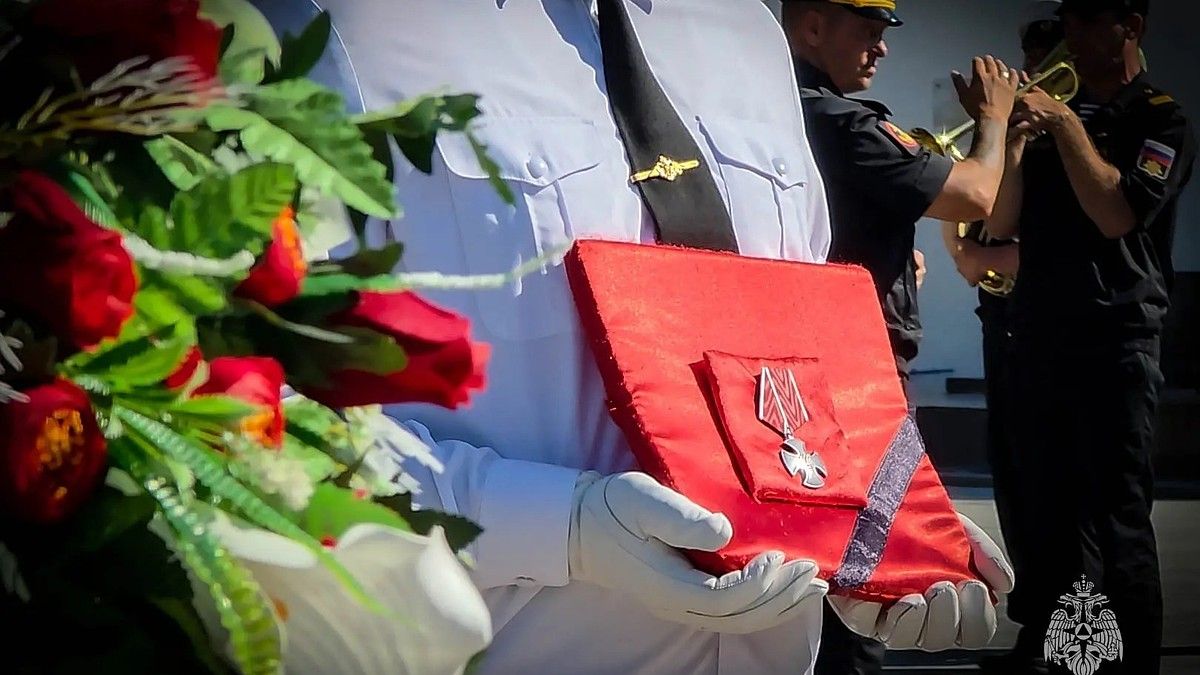 Подвиг ценой жизни: в Севастополе простились с пиротехниками МЧС